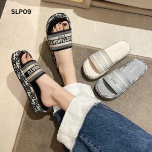 European station thick-soled slippers 2023 new summer small fragrance style letter flip flops large size wedge heel casual outer wear slippers